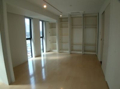YOTSUYA RESIDENCE