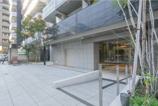 Ｃｒａｎｅ　Ｃｏｕｒｔ　Ｔｓｕｒｕｍｉ